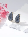 Dettaglio degli orecchini a goccia con pietre pavé blu intenso e montatura dorata - Rame Intarsiato Con Zirconia Blu / Blu Reale