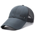 Dunkelgraue atmungsaktive Mesh-Baseballkappe mit seitlichem Sportlogo und Sonnenvisier - Verstellbar / Grau