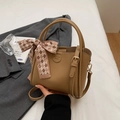 Borsa a secchiello kaki in pelle litchi con sciarpa decorativa e tracolla per donne - Cachi