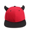 Cappello hip hop rosso e nero con tesa piatta, corna da diavolo e design a contrasto - Cappello rosso con tesa nera