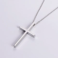 Collana con ciondolo a croce in acciaio inossidabile argento lucido su sfondo bianco - Argento (Con Catena)
