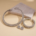 Detalle de un conjunto de collares geométricos de lujo con diamantes de imitación - Set de 3 piezas / Plateado