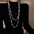 Collana di perle irregolari con ciondolo a quadrifoglio su maglione nero - Collana Lunga di Perle Fiore Strass Bianco