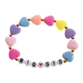 Buntes Herzperlen-Armband aus Acryl mit weißen BIG SIS Buchstabenperlen und Goldakzenten - Herzform - BIG SIS