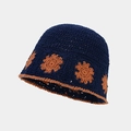 Cappello a secchiello all'uncinetto blu navy con motivi floreali rosso ruggine e maglia - Taglia unica / Blu navy