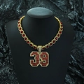 Dettaglio della collana dorata con ciondolo numero 39 e cristalli rossi - Ciondolo dorato con catena cubana da 18 pollici (45 cm) / Oro