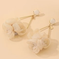 Primer plano de pendientes de flores de tela beige con marco dorado y pernos blancos - Flor Beige (Aguja de Plata 925)