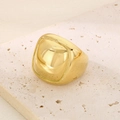 Vista detallada del anillo cuadrado ancho de acero inoxidable chapado en oro 18K pulido - US 6 / Estilo Cuadrado Redondeado (KR111953-GC) / Dorado
