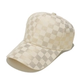 Dettaglio del berretto da baseball crema con motivo a scacchiera metallica dorata - Beige/Oro