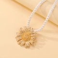 Detalle de sujetacortinas de girasol dorado con cuerda trenzada blanca y pétalos finos - Accesorio Colgante de Girasol Dorado (4958)