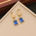 Elegante goldene Creolen mit quadratischen blauen Edelsteinen auf Schmuckdisplay - 3# Quadratische Blaue Edelstein Ohrringe (N1197)