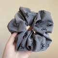 Chouchou gris à motif de rubans noirs en coton texturé pour coiffures élégantes - Chouchou Brodé Nœud Gris