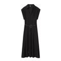 Détail d'une élégante robe midi noire avec col en V à revers et fine ceinture à boucle - Noir