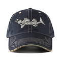 Detailansicht der dunkelblauen Baseballkappe mit Fischgrätenstickerei und Tarnrand - Verstellbar / Marineblau