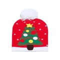Berretto natalizio rosso in maglia con albero verde e pompon bianco su sfondo bianco - M (56-58cm) / Stile Albero di Natale Rosso (A)