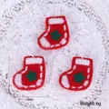 Trois mini chaussettes de Noël en feutre rouge avec étoiles vertes sur fond blanc - Chaussette Étoile-Rouge / Ensemble de 3