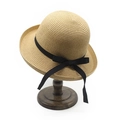 Elegante strohoed voor dames met een zwart lint op een vintage houten standaard - M(56-58cm) / Khaki