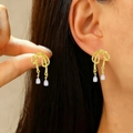 Elegante gouden strik oorbellen met hangende kristallen gedragen door model - KC Goud Strik Zirkonia Hanger (M-196)