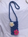 Blaue gehäkelte Strohtasche für Kinder mit 3D-Strickblumen und Umhängeriemen - Blau