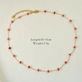 Dettaglio della collana in acciaio inossidabile dorato 14K con perline rosse e rosa - Quarzo Fragola
