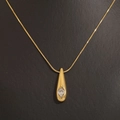 Goldene Tropfenhalskette mit klarem Zirkonia-Anhänger an feiner Schlangenkette - Halskette / Gold