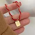 Handgefertigtes rotes Armband mit Goldperlen und Good Luck Anhänger für viel Glück - Good Luck Buchstabe Quadratischer Anhänger Armband (QYE49)