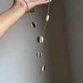 Collier en Y minimaliste argenté avec cinq pendentifs circulaires en métal poli - Style Pampille Disque / Argenté