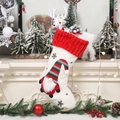 Calza natalizia in peluche bianca con bordo rosso e applicazione di gnomo con cappello - Bianco