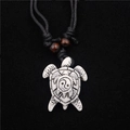Collana con pendente a tartaruga marina in resina con motivo tai chi yin yang nero - Bianco