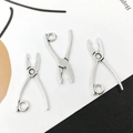Tres dijes de pinzas de dentista en aleación plateada para collares y joyería DIY - Alicates (11x23mm)
