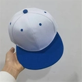 Cappellino da baseball a tesa piatta bianco e blu con asole e bottone in contrasto - Regolabile / Bianco con Tesa Blu