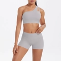 Graues Yoga-Set für Damen mit One-Shoulder-Oberteil und hoch taillierten Fitness-Shorts - S / Oberteil Und Unterteil / Frostgrau