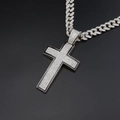 Dettaglio del ciondolo a croce hip-hop con strass lucidi e grossa catena cubana - Ciondolo Argento + Catena Cubana Iced Out 50CM