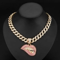 Hip hop Cubaanse ketting met roze strass lippen en gouden tanden hanger op zwarte buste - Goud Roze Lippen Met 18-Inch Cubaanse Schakel
