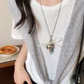 Dettaglio di collana vintage con perline argentate, fiocco crema e ciondoli colorati su modella - 3# Collana - Colorata - Fiocco di perline multicolore