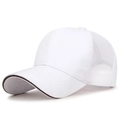 Minimalistische weiße Mesh-Baseballkappe mit atmungsaktivem Netz und schwarzer Kante - Weiß