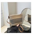 Detalle del bolso de paja tejido a mano con rayas negras y correa de cuero estilo retro - Negro