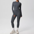Détail d'un ensemble de yoga gris foncé avec poignets passe-pouce et legging de compression - Gris Graphite