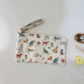 Detalle de una mini bolsa de lona con lindos estampados de perros y cierre de cremallera - Perro de Colores