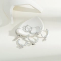 Set di orecchini in argento con ciondoli in zircone su sfondo di pietra minimalista - Argento