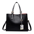 Bolso tote negro con relieve de cocodrilo, asas de serpiente y detalles dorados - Negro