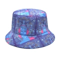 Nahaufnahme eines Pop-Art-Buddha-Drucks auf einem violetten Anglerhut aus Canvas mit feinen Nähten - M (56-58cm) / Blauer Buddha Kopf