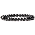 Bracelet élastique en perles de pierres noires polies de 8 mm sur un fond blanc pur - Hématite