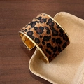 Nahaufnahme der breiten Manschette mit Leopardenmuster und goldfarbenen Kanten - Gold Dunkelkaffee Leopard Stil