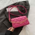 Petit sac bandoulière matelassé rouge rose avec chaîne dorée et détails de mode - rose vif