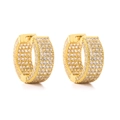 Macrodetail van brede vergulde huggie oorbellen met vier rijen CZ pavé diamantjes - Goud Volledig Zirkonia Breed