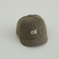 Baby-Baseballkappe aus olivgrünem Cord mit weißer OK-Stickerei für Kleinkinder - OK Buchstabe / Armeegrün