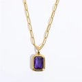 Détail de la chaîne trombone plaquée or 18K avec un pendentif en zircon violet rectangle - Violet