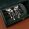 Orecchini a stella in argento con nappe e zirconi in un cofanetto portagioie in velluto blu - Argento (Stella ad Ago in Argento)