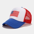 Dettaglio del cappellino trucker in mesh rosso e blu con toppa della bandiera americana - Blu / Regolabile